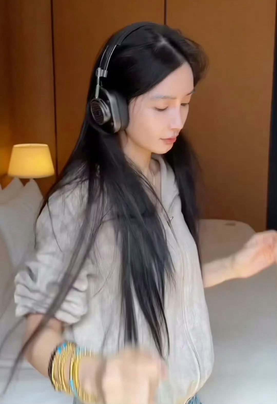 Angelababy耳机一戴切换状态骨相优越真的赢麻了！素颜淡颜柔和干净，一上妆