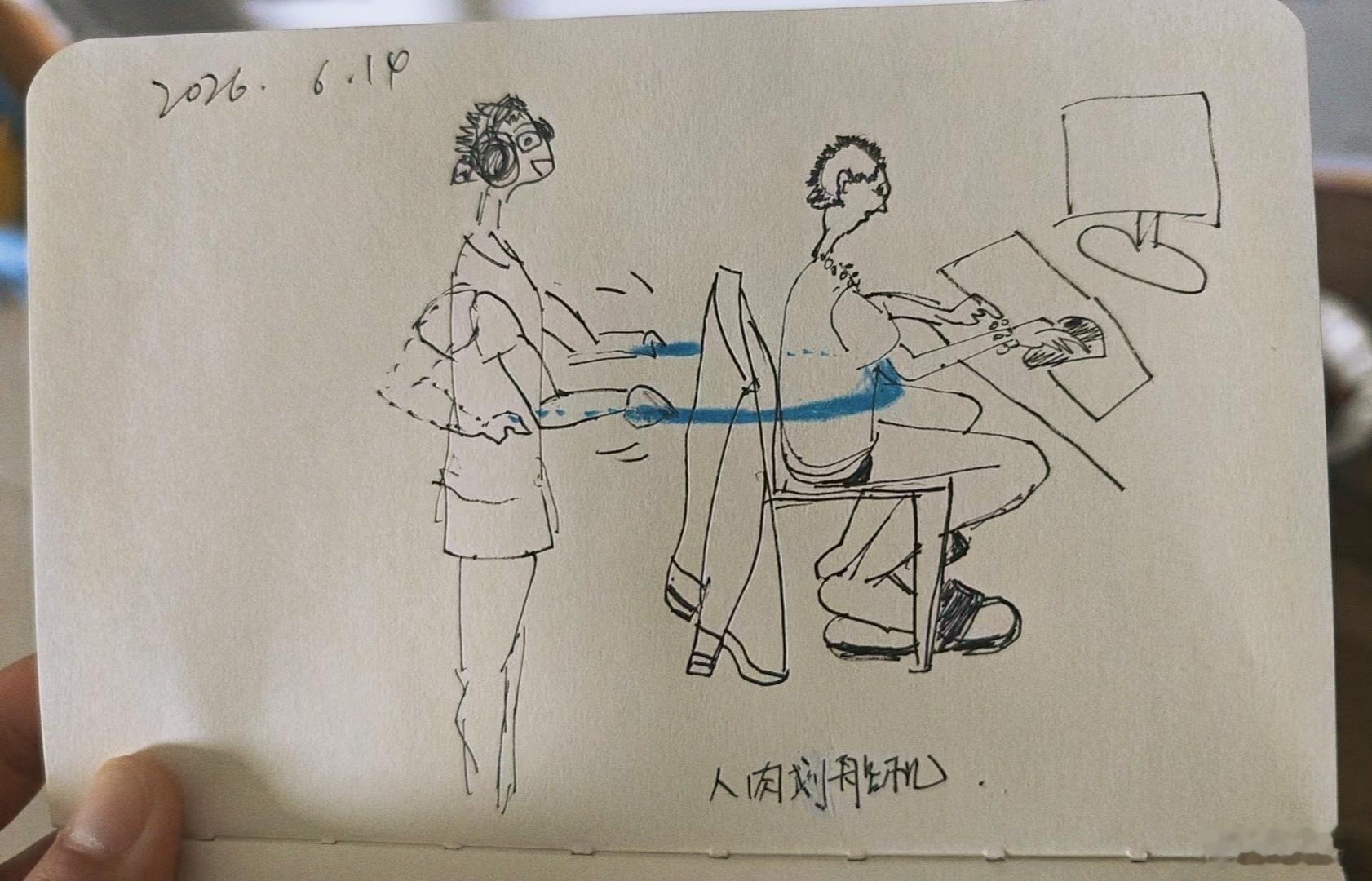在家用弹力带练背的时候走到书房看家属打游戏 顺手把弹力带套他肚子上了 本来是想拽