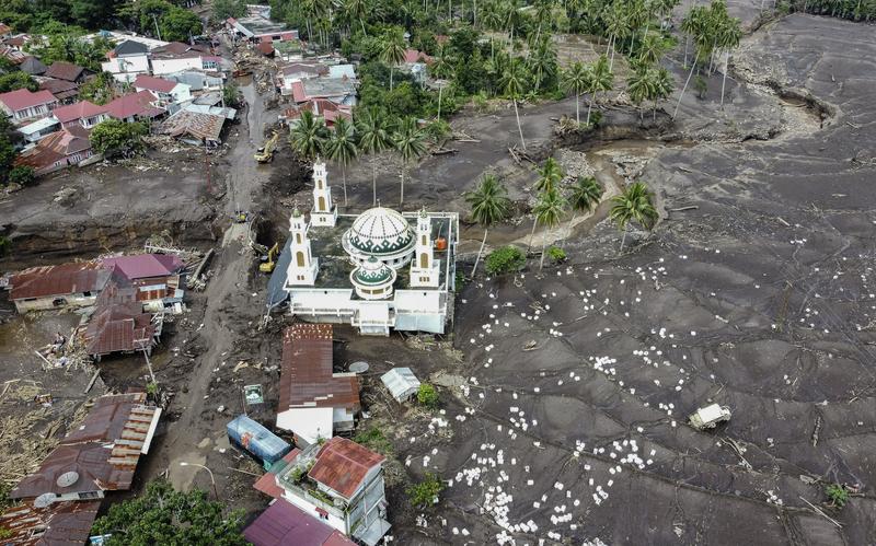 印尼这次洪灾和山体滑坡太可怕了，已经造成1106人伤亡。想象一下，洪水汹涌而来，