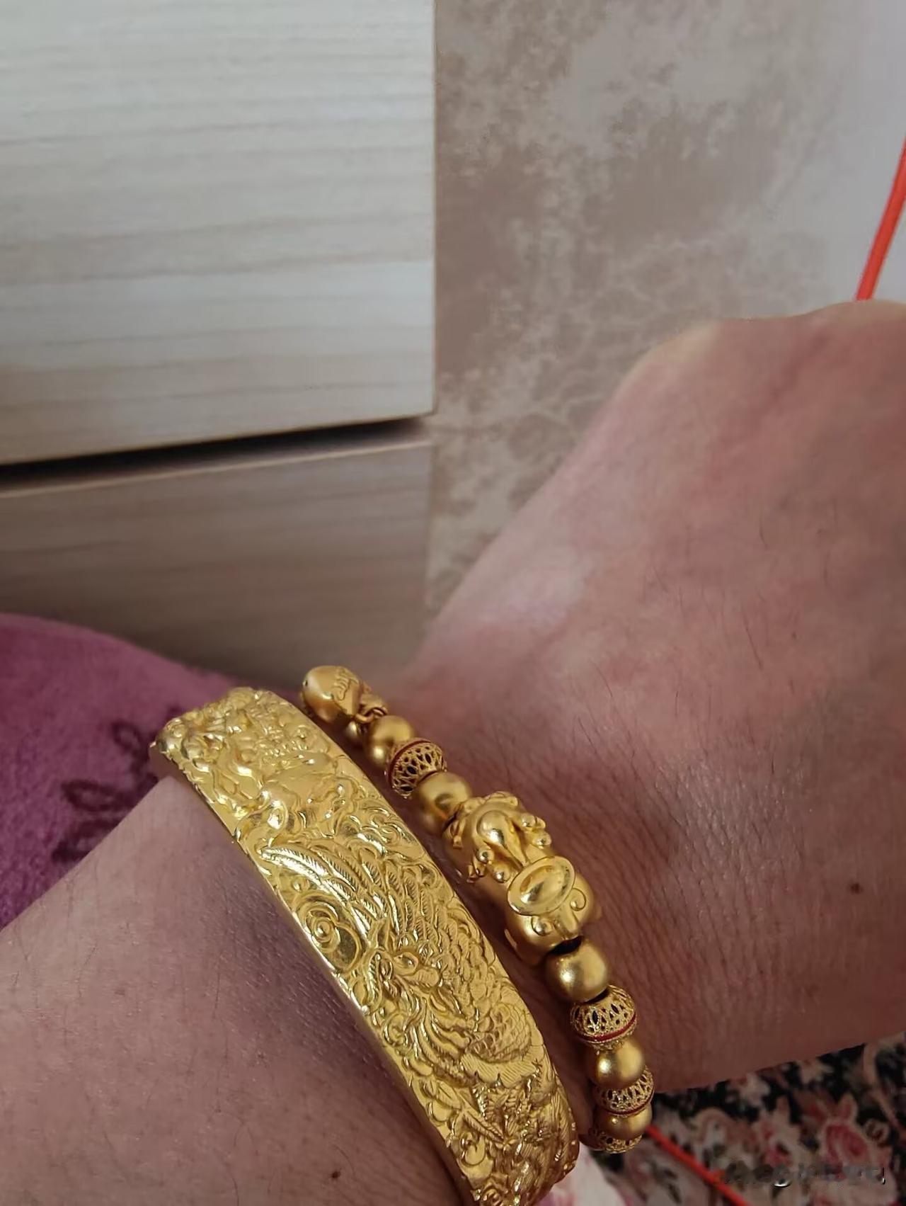 “妈，你这金镯子，百年以后也是要留给我的，要不，你提前摘下来送给我吧！”听完我的