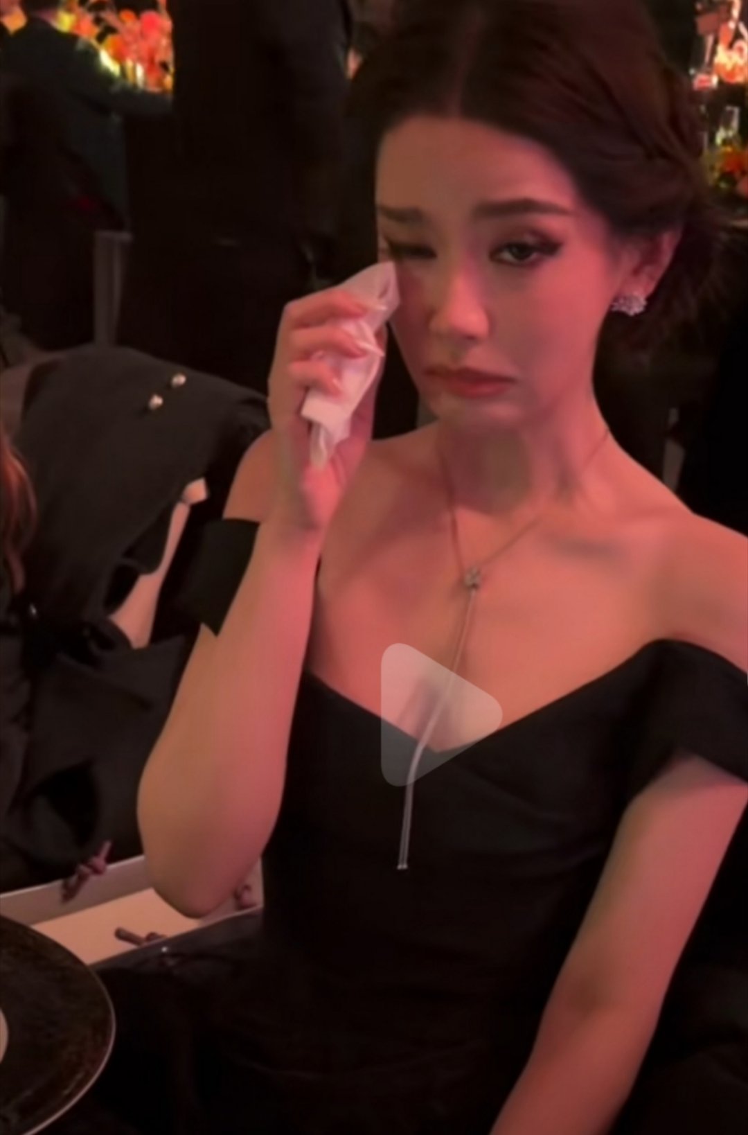 迅猛龙假哭迅猛龙假哭名场面出圈，委屈表情拿捏却绷不住笑意，做作又可爱，魔性反应承