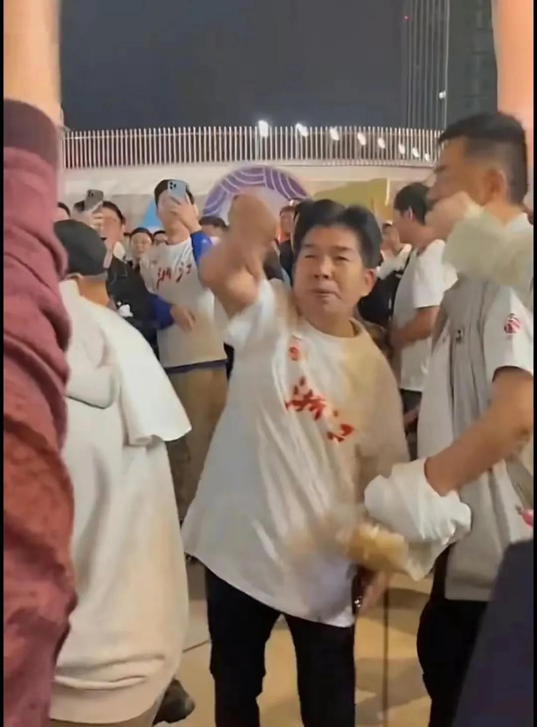 浙江球迷被打脸！赛后嘲笑东北球迷是穷鬼，结果一千块钱的票都舍不得买。

还记得决