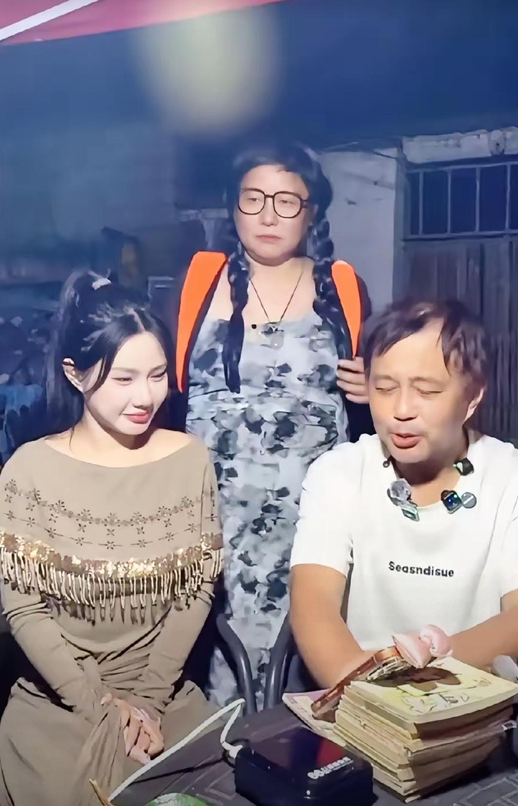 一个是曾经是央视的实习生，口口声声的说自己是央视的主持人来招摇撞骗，一个是披着文