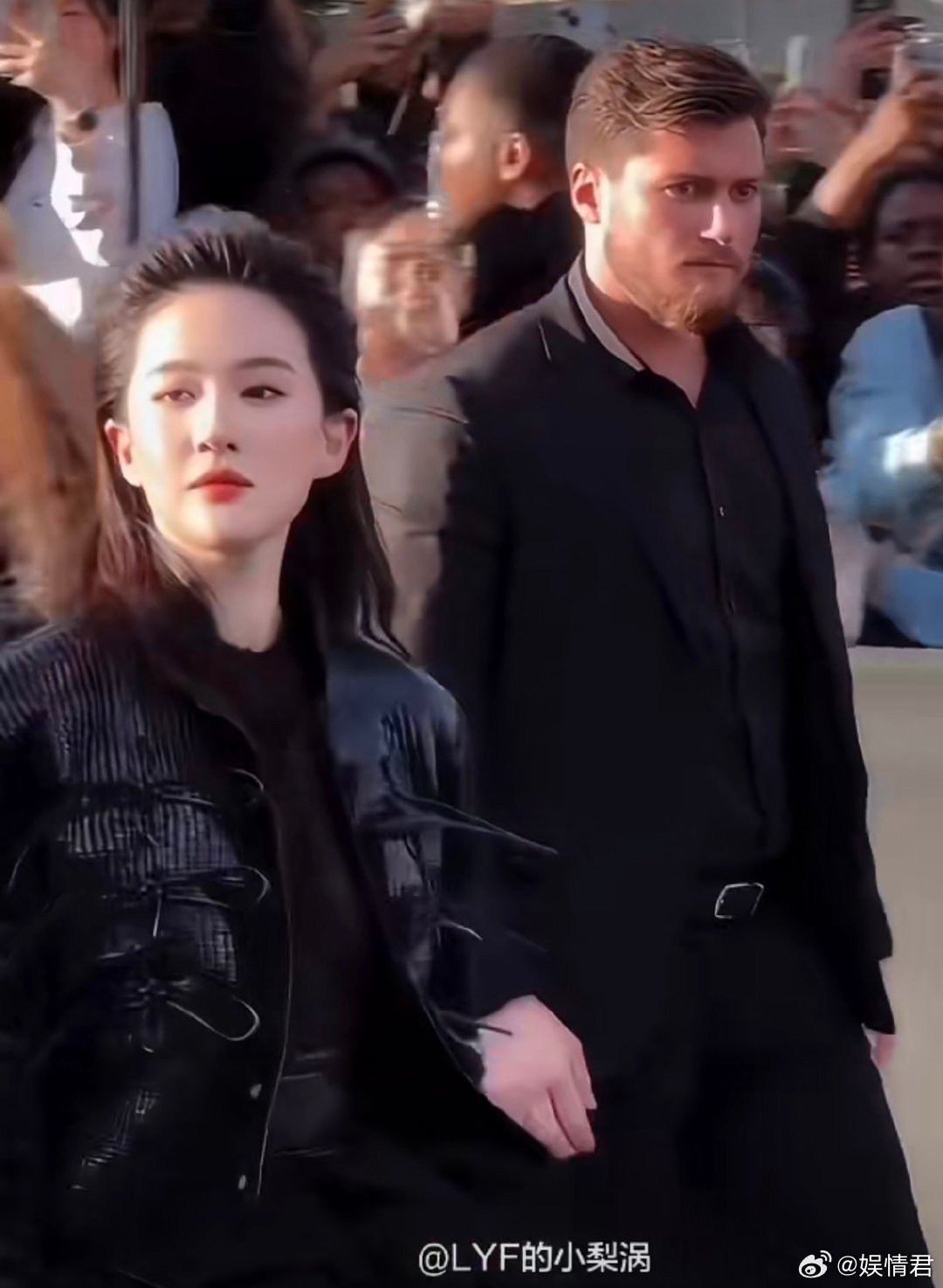 刘亦菲这个大背头刘亦菲 巡视领地的雌狮神仙姐姐，太帅了吧！！刘亦菲这个大背头 