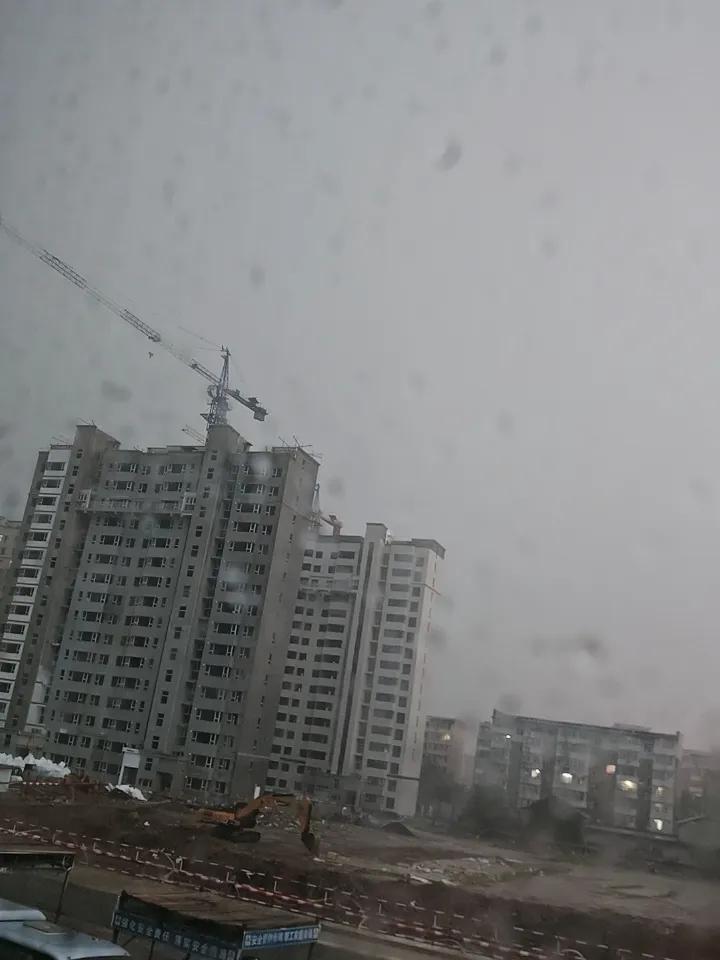 晒图笔记大赛雨中灰蒙蒙的天空