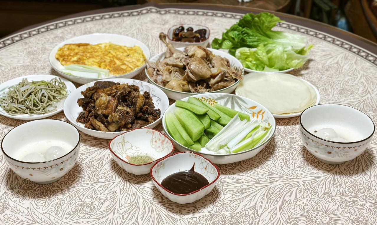 元宵节晚餐：牛街杨记小吃的元宵、烧羊肉、盐水鸭、摊鸡蛋；搭配生菜、青萝卜、大葱蘸