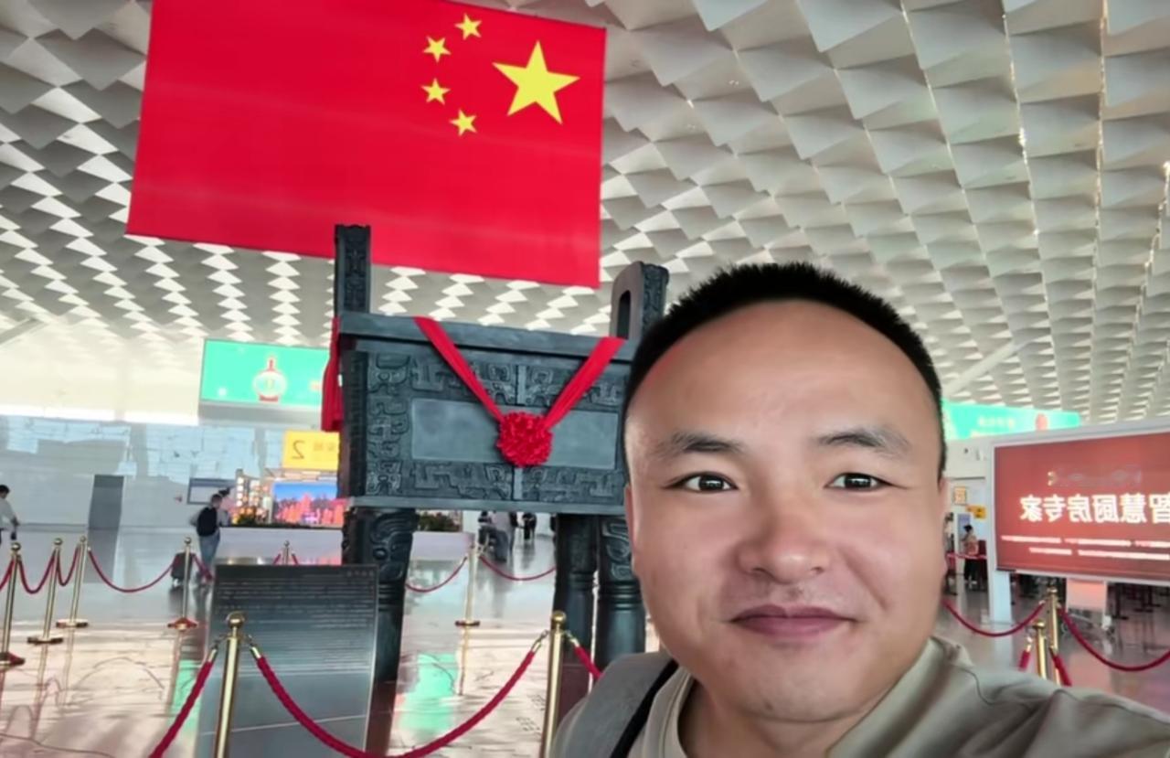 网络主播小胖墩，
天天喊着这个趁他流量了，
那个趁他流量了，为了所谓的流量，
不
