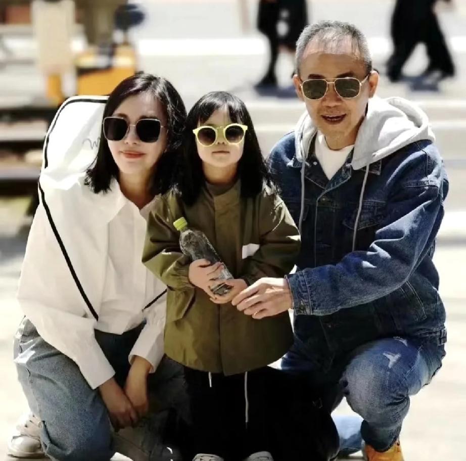 70岁抱着5岁女儿玩积木时，他42岁的大女儿正对媒体说：“我的男朋友是流浪猫。