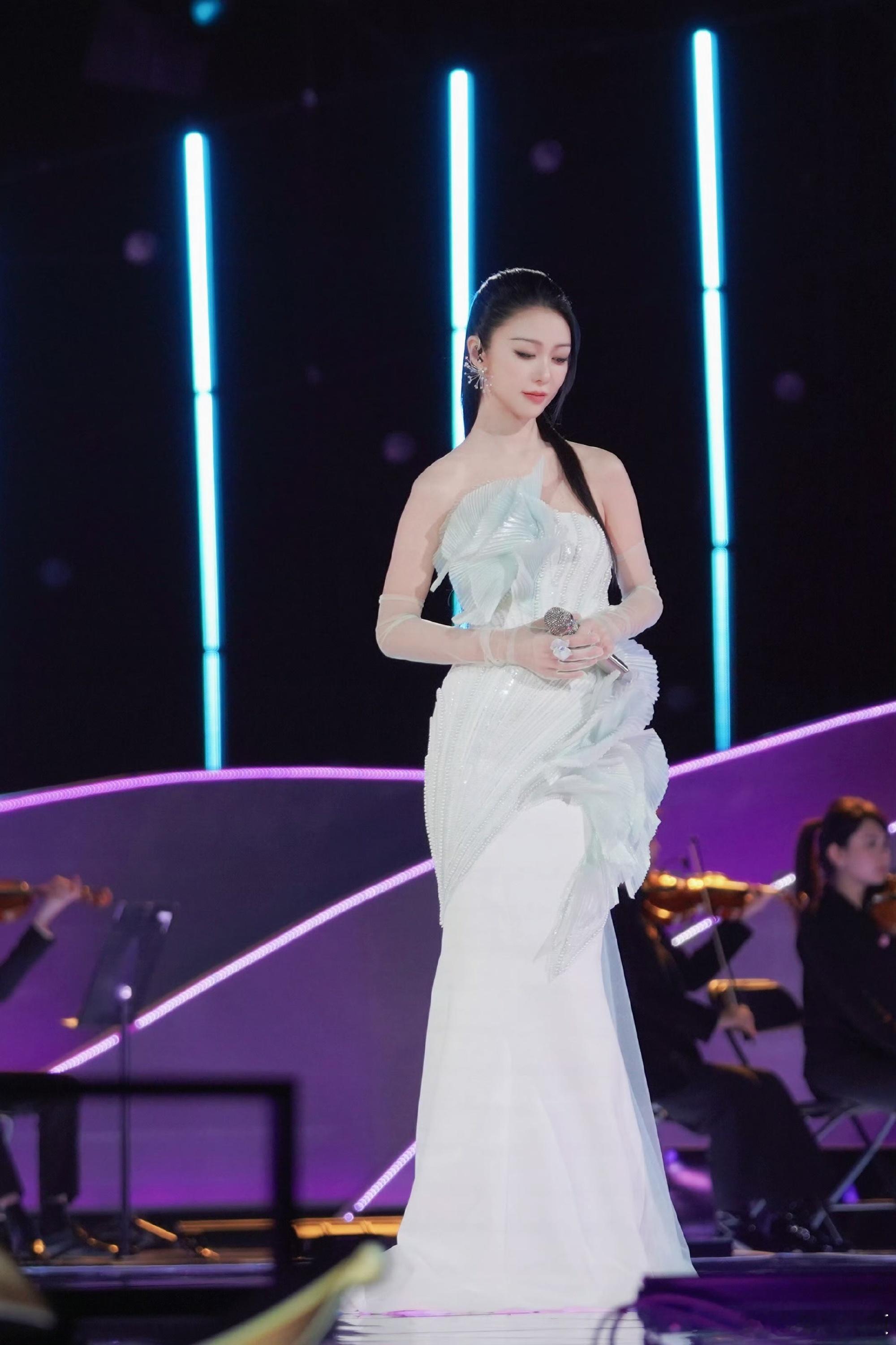 薛凯琪美得像一颗珍珠 薛凯琪在大湾区新年音乐会开大了，黑长直高马尾白月光即视感，