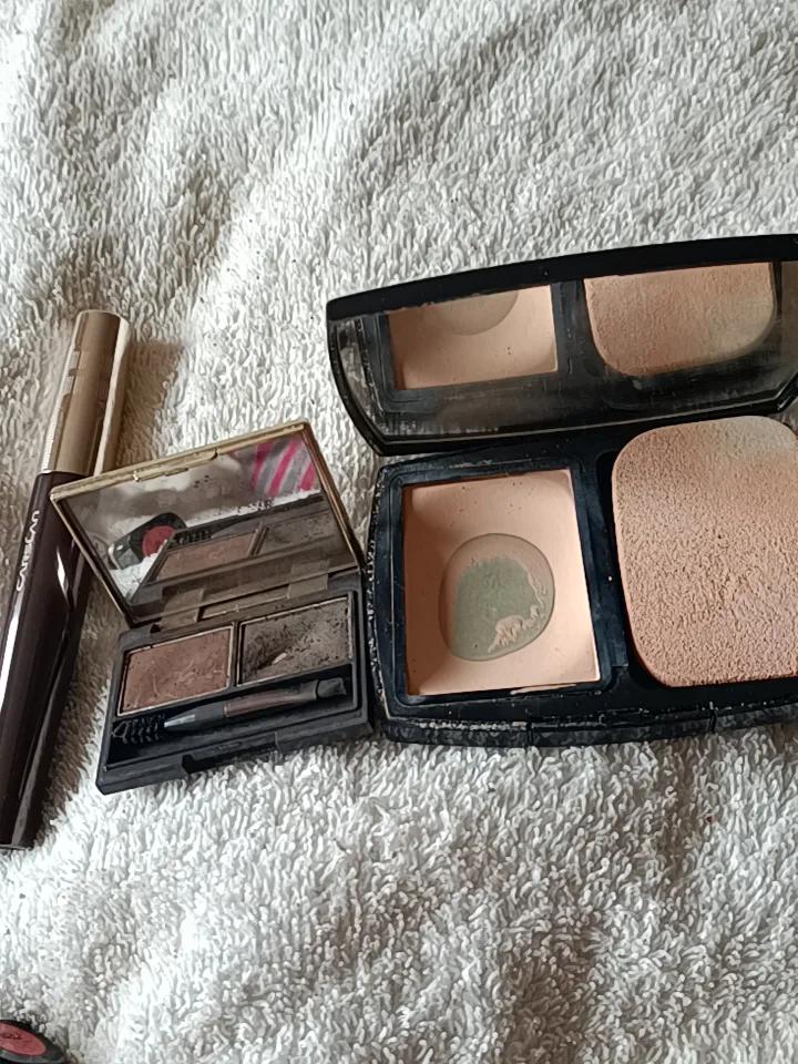 白内障手术已经3个月零一周了。
        昨天洗完脸打开粉饼盒，抹了点粉又