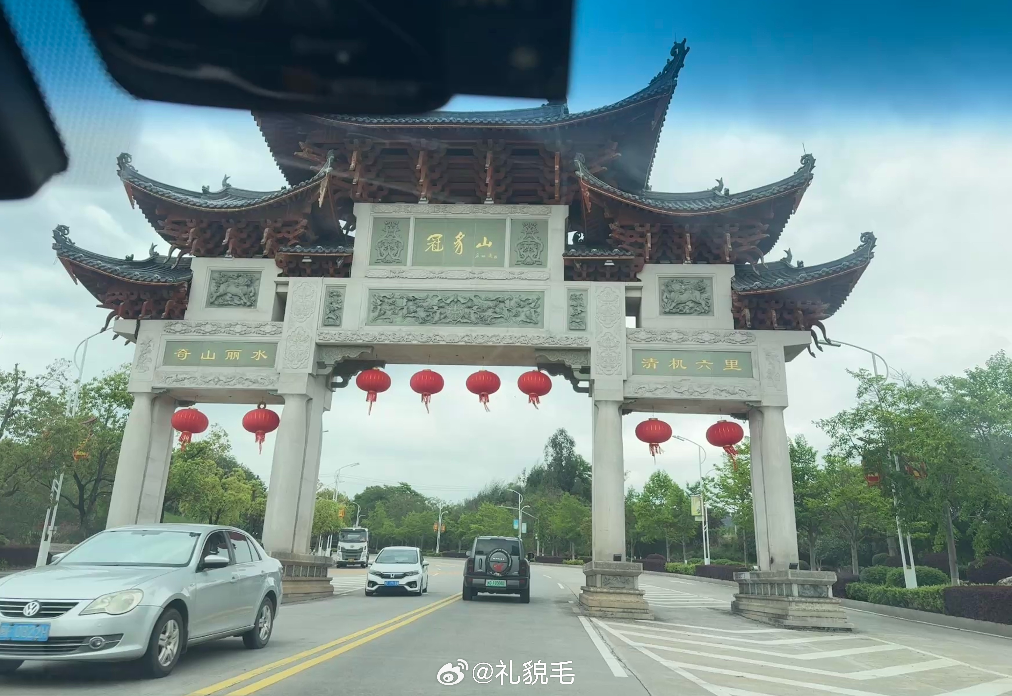 到了我扒着窗外看，说这里最有名的是大吊山和大逼山，怎么没看到呢？旅蛙：名字就叫这