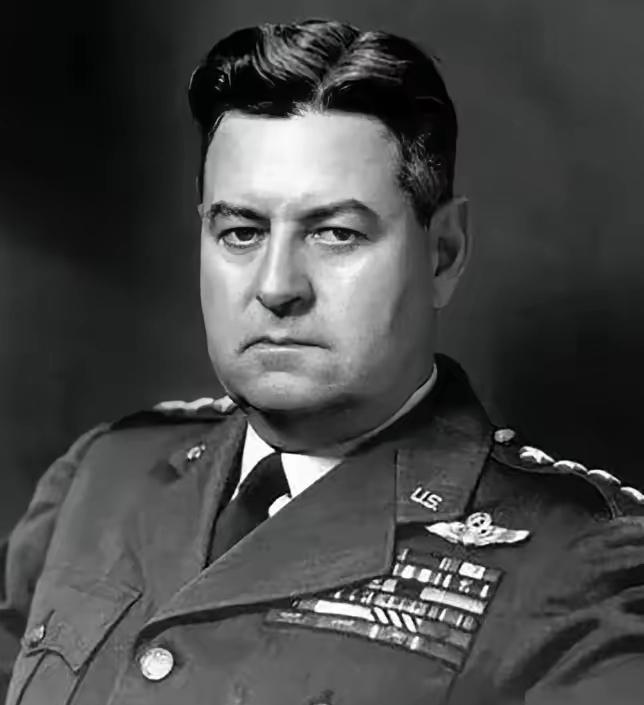 1944年，美军轰炸了东京半年，收效却不大，李梅上任后，突然想到一个办法：“别用