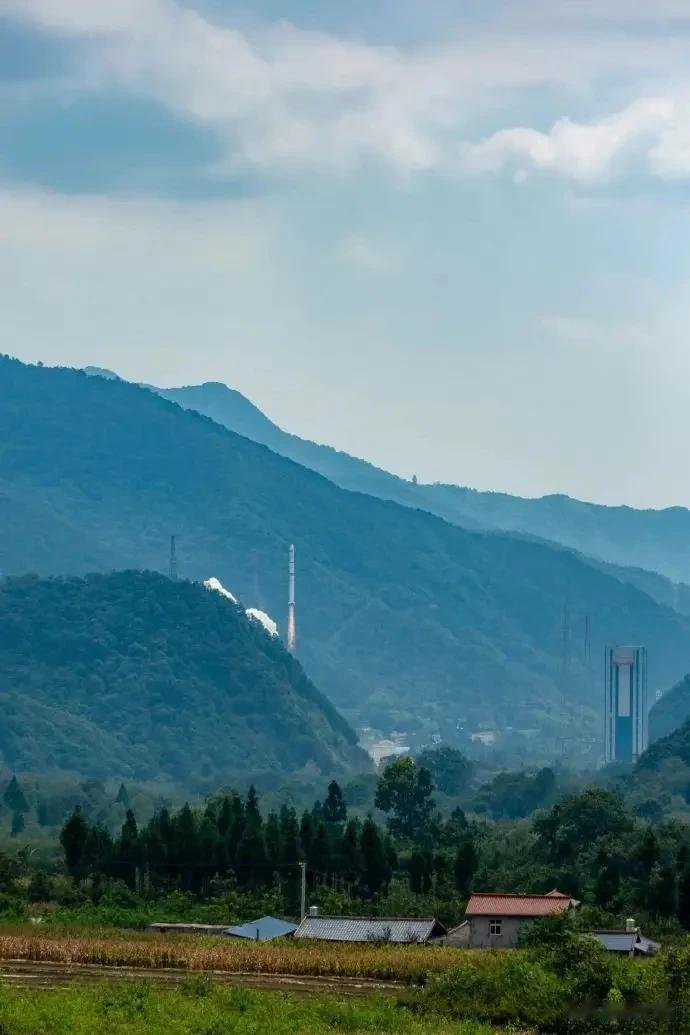 第一张照片就像山水画。今天9月17日12时13分，在西昌卫星发射中心长征二号丁成