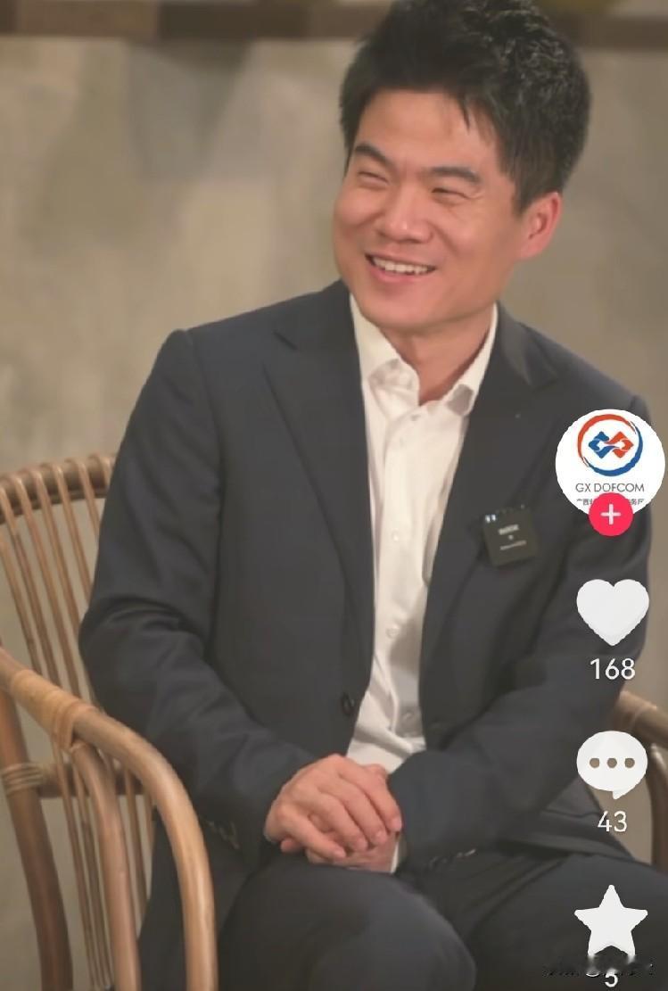 广西商务厅又发了董宇辉最新的视频，眉眼弯弯的小伙儿真的挺帅。受到马来西亚拿督陈泓