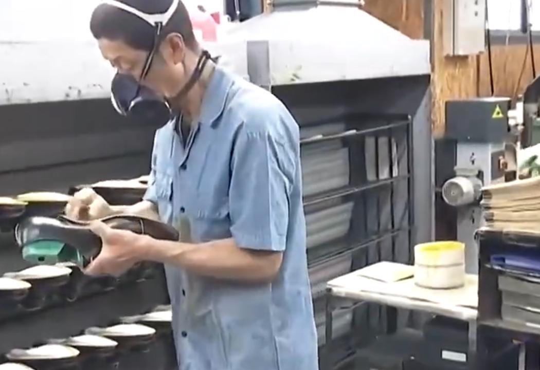 据央视网5月22日报道，一场由中东局势引发的供应链风暴正席卷日本，石脑油短缺危机