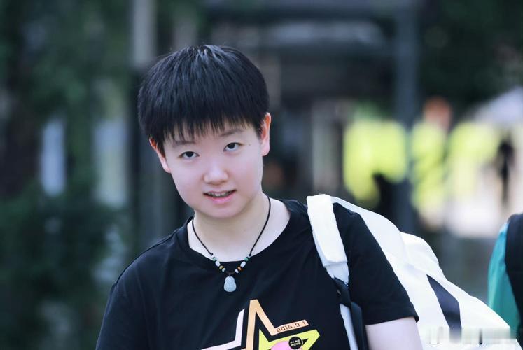 孙颖莎面对比赛有六点让人佩服！第一，面对比赛冠军必须拿下。第二，面对粉丝都呼喊和