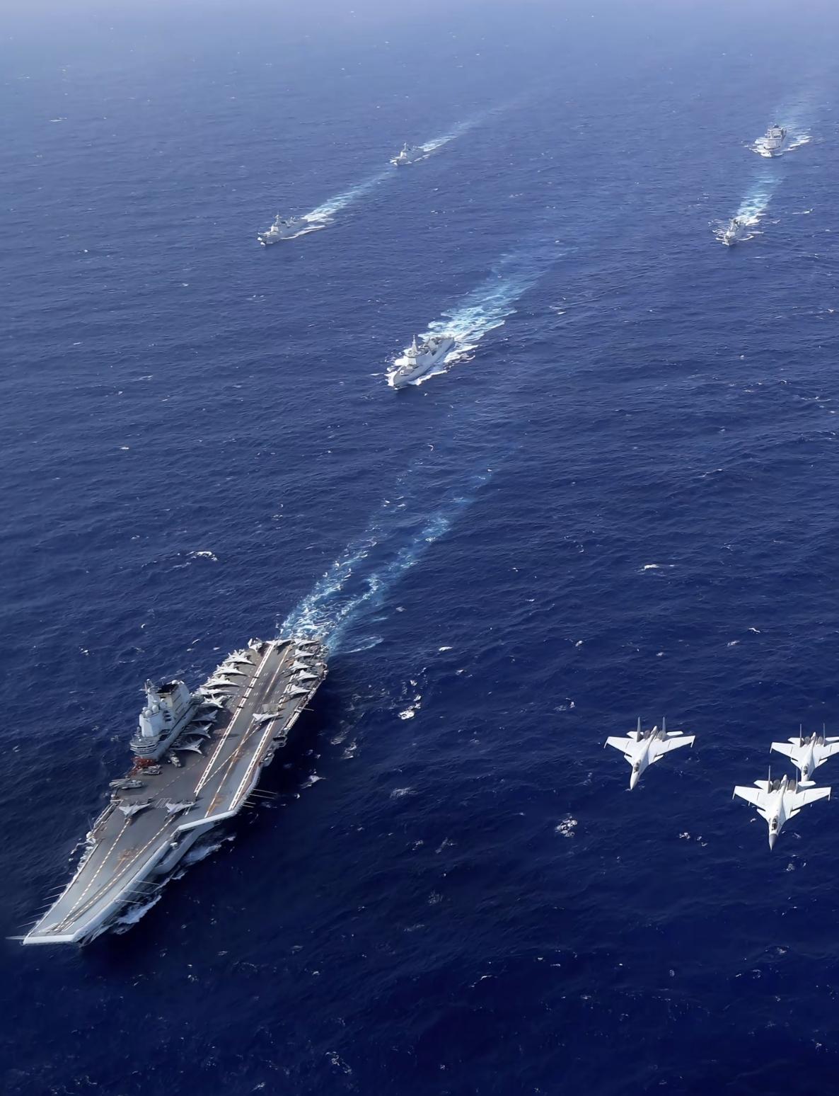 航母的核心优势体现在多维度作战能力与战略价值上。其一，作为“海上移动机场”，航母