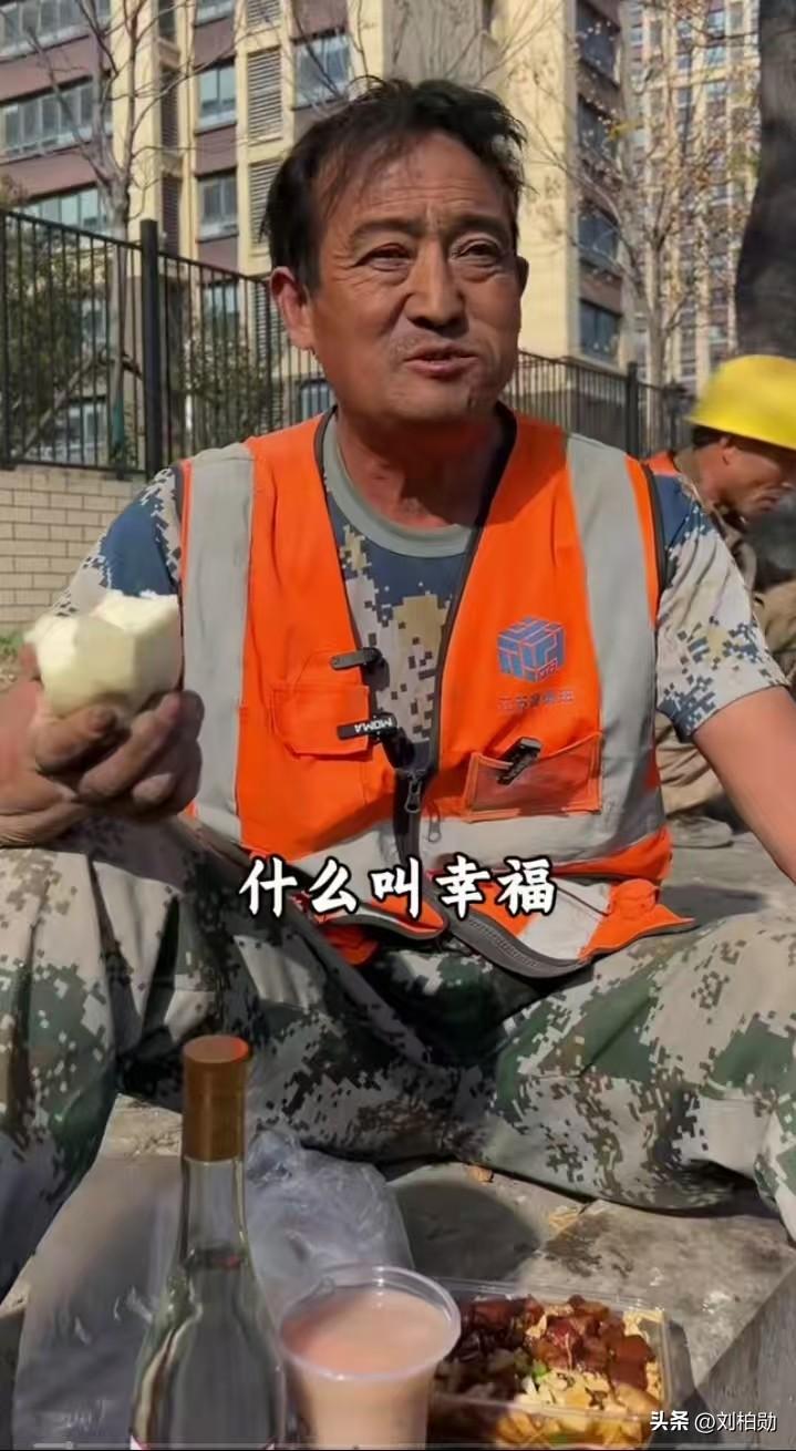 身着洗得发旧的工装，常年扎根工地的务工大哥，日子过得格外拮据。脚上是十五元淘来的
