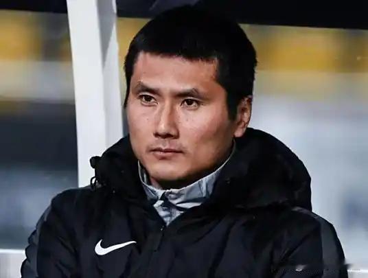 亚洲金左脚邵佳一，执棒中国国家男子足球队主教练，国足的转机到来了吗？我虽然不懂球