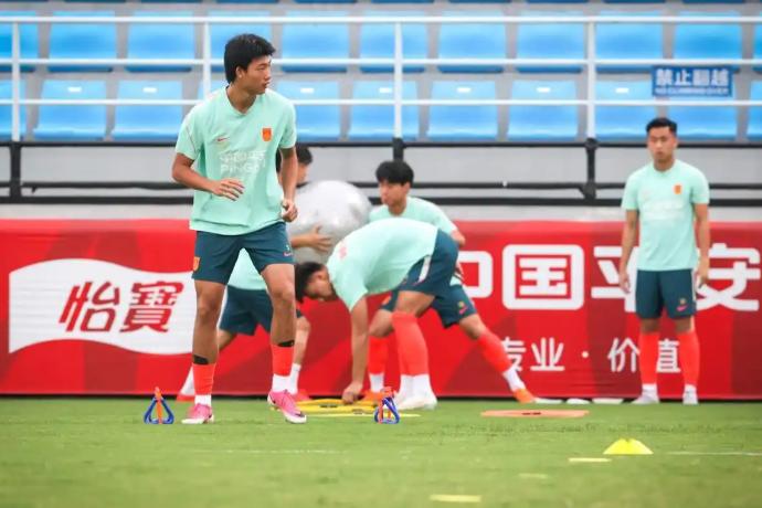 武汉体育中心，一个17岁的高中生站在了国足训练场上😭
9月13号下午，武汉体育