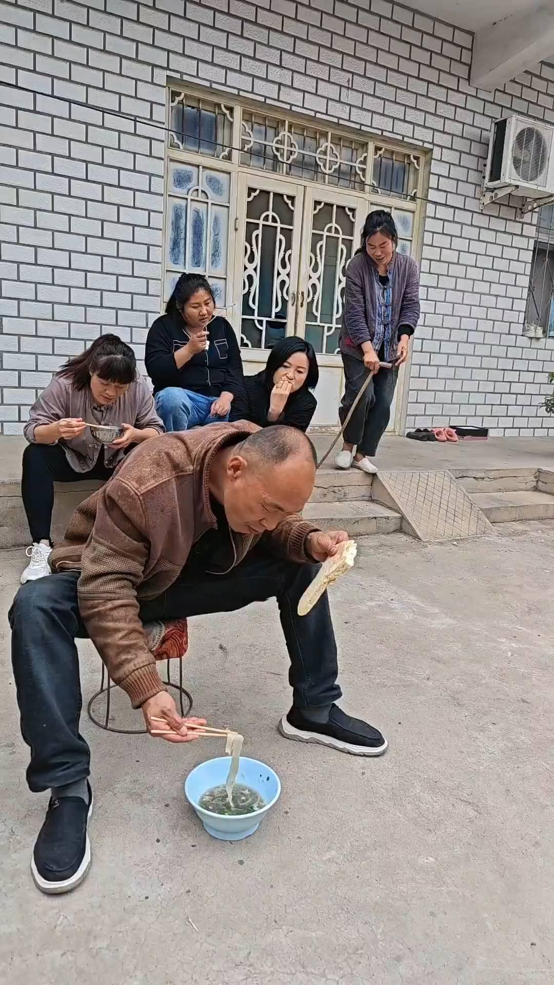 我想你想的身得病，盼你盼的那不安康。一天吃不了那半拉饼，两天喝不了一碗汤。十八岁