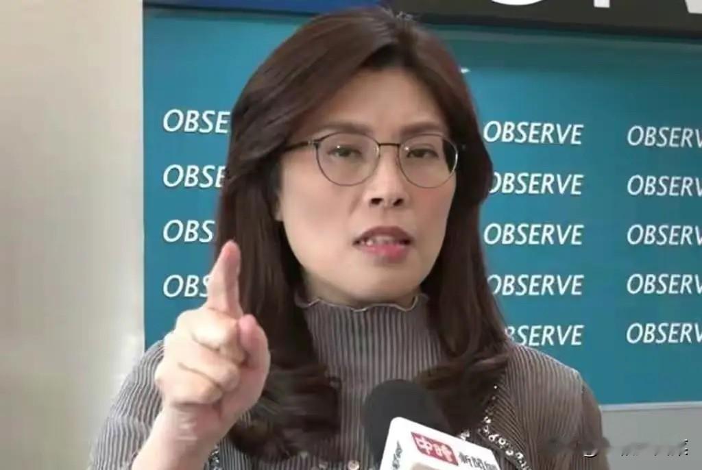 “九二共识”这四个字，被郑丽文像护身符一样死死贴在了脑门上。就在刚才，她试图用承