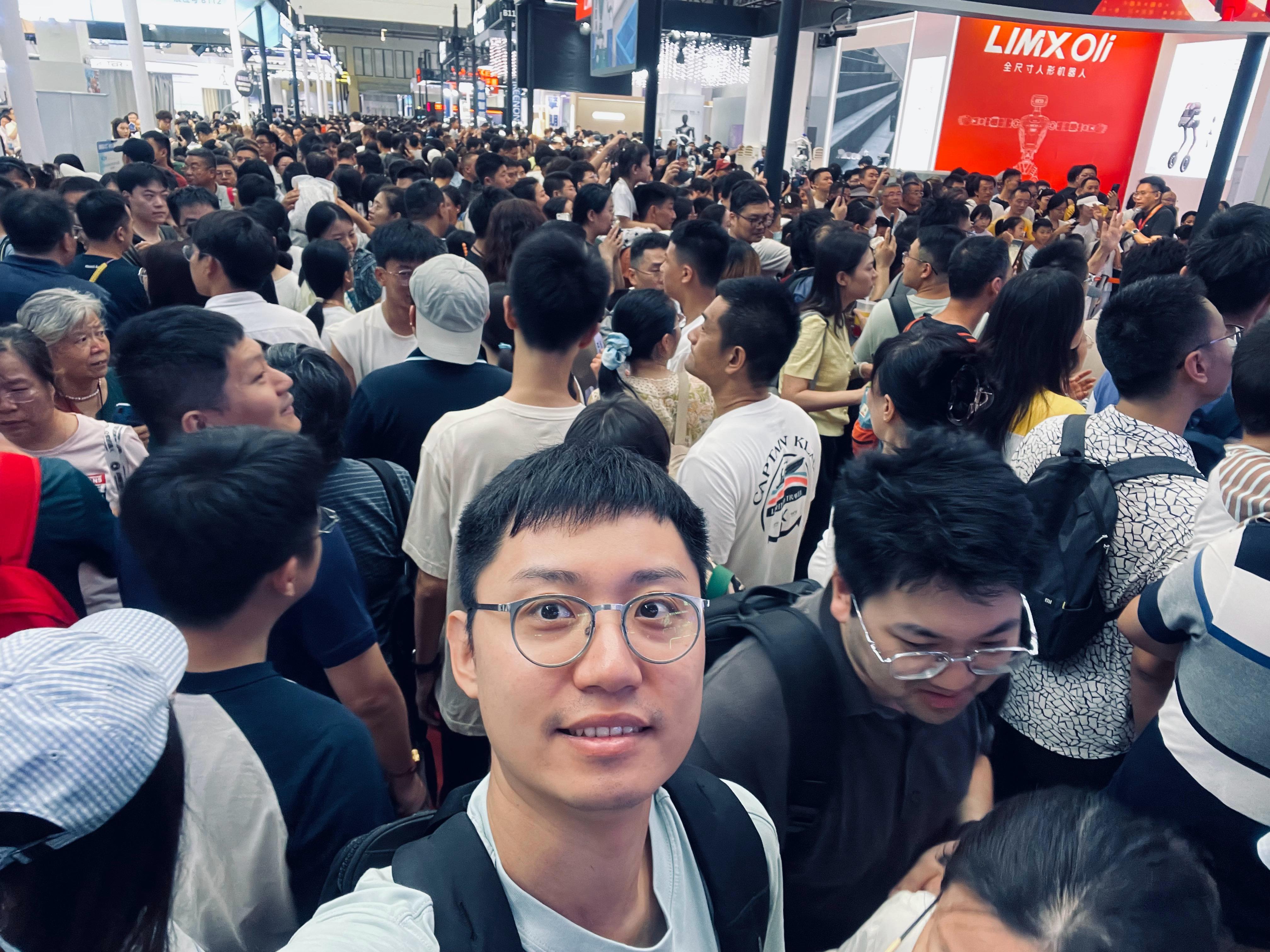 生活在北京的孩子们得多幸福啊，从小就接触世界上最好最新的事物2025世界机器人大