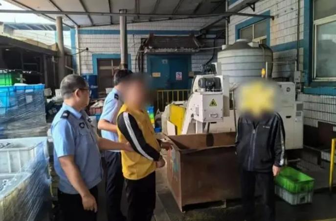 浙江宁波，一男子为了打赏女主播，多次盗窃某工厂的铜料，背地里却独自一人啃馒头，男