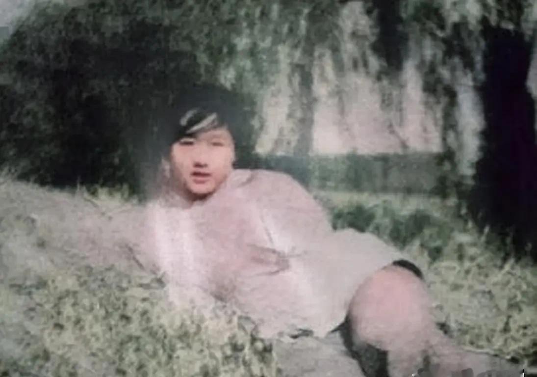 1938年，一名18岁女兵看见连长中弹倒地，连忙冲上前去，举起一块石头重重朝日军