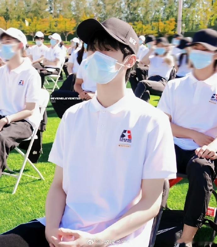 严浩翔学士服路透 时间好快啊 一眨眼都要毕业了，毕业快乐~严浩翔