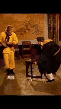 反复观看了许多遍，最后得出一个结论。
猴哥的身手还真不错！
一段简单的椅子动作戏