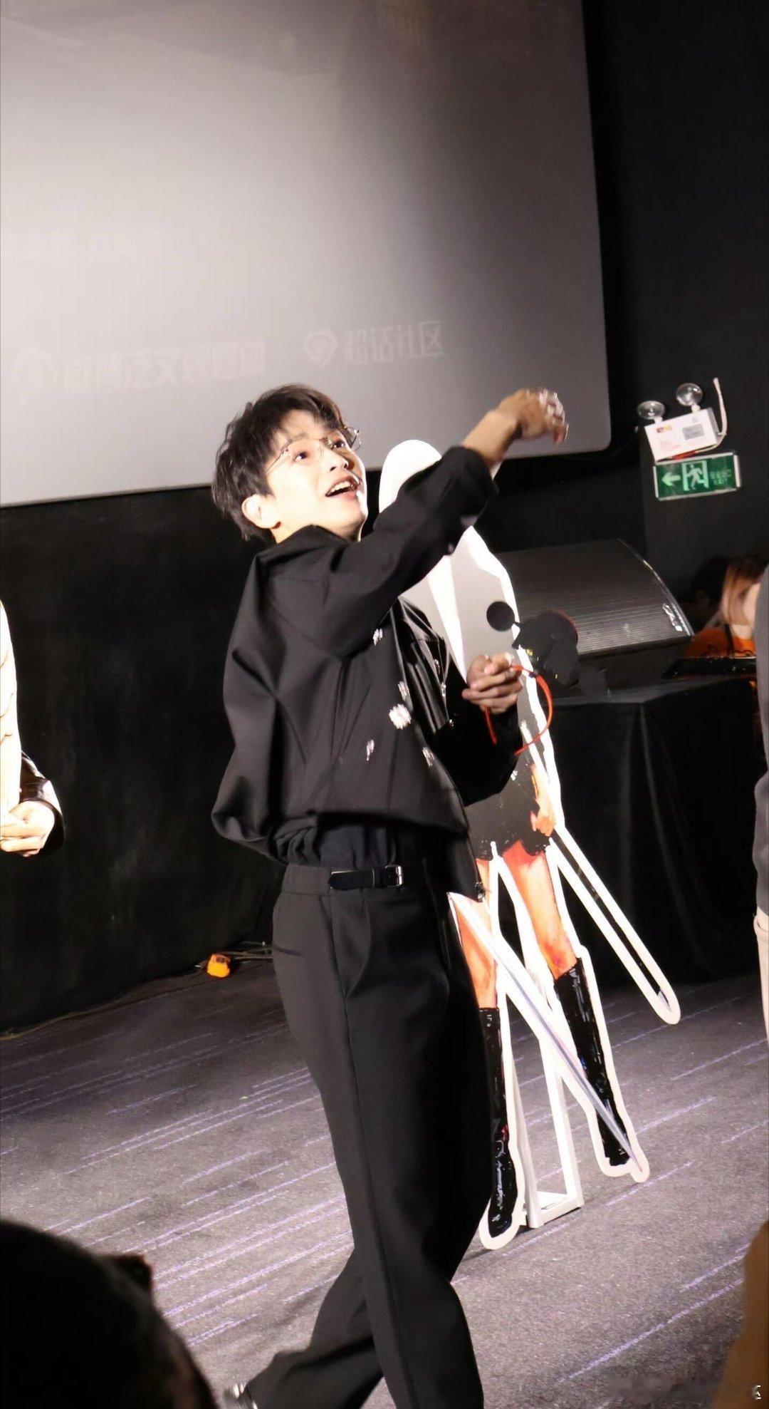 酷滕这段这么好笑就留到春晚看了 谁懂！唱《犯错》一错再错还扣题，彭昱畅王天放各唱