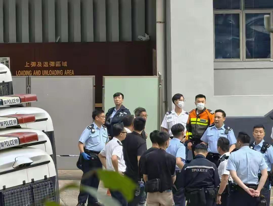 香港警方通报，2月25日上午7时45分，观塘警署内一名23岁女警被发现头部中枪，