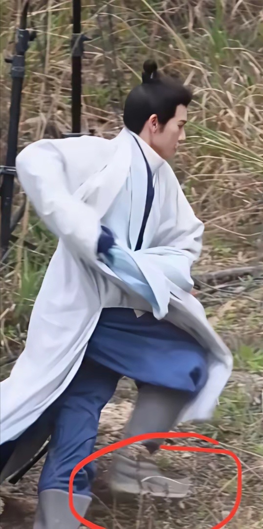 李昀锐这鞋子里加了多少增高垫啊，路都走不稳了。 