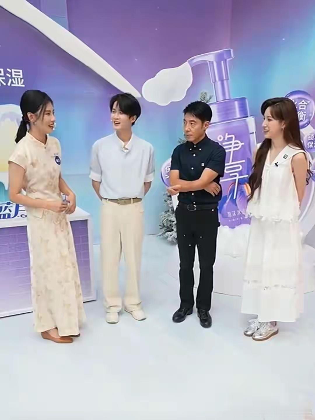 檀健次身高是硬伤？同框直播，两位美女全都穿平底鞋迁就 