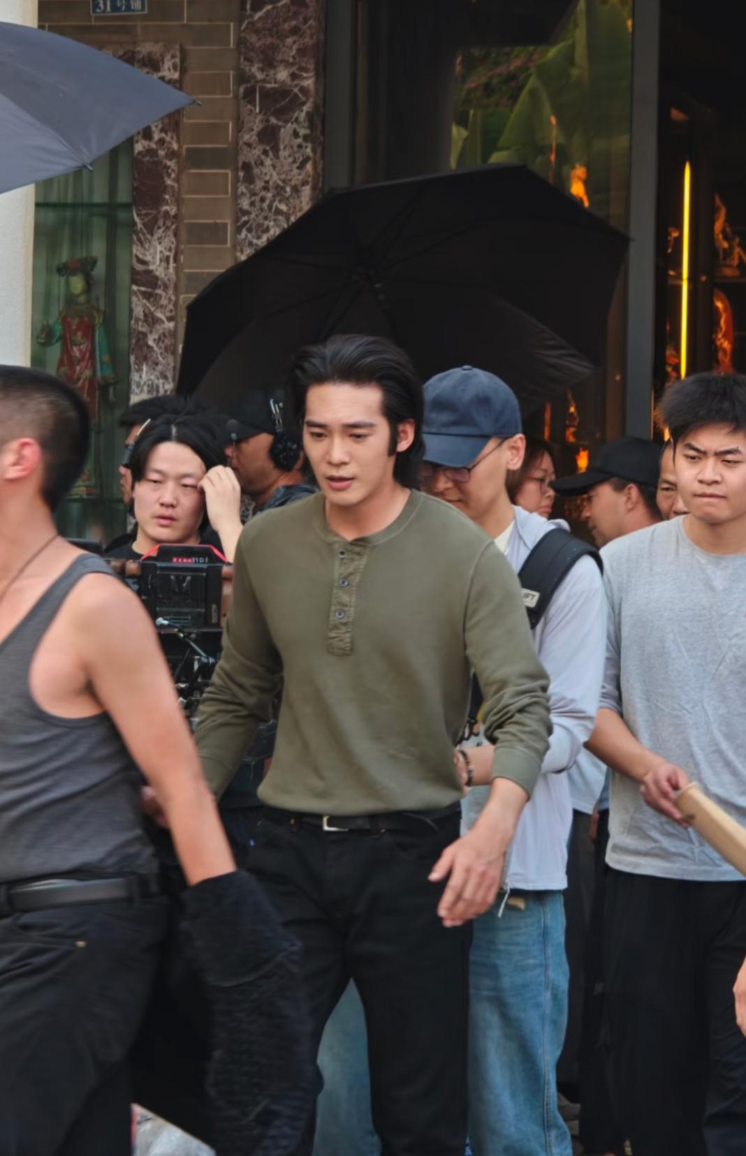 广东街头偶遇于适拍戏现场，这魁梧身形往那儿一站就自带武术明星气场！宽肩窄腰的框架