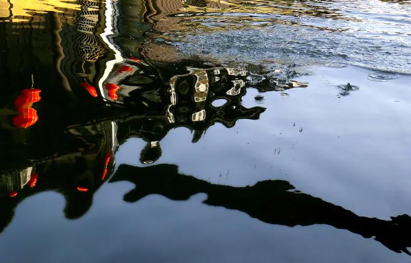 水韵江南，恰似一幅缓缓铺展的泼墨山水长卷。那千里烟波，如薄纱轻覆，为大地增添了几