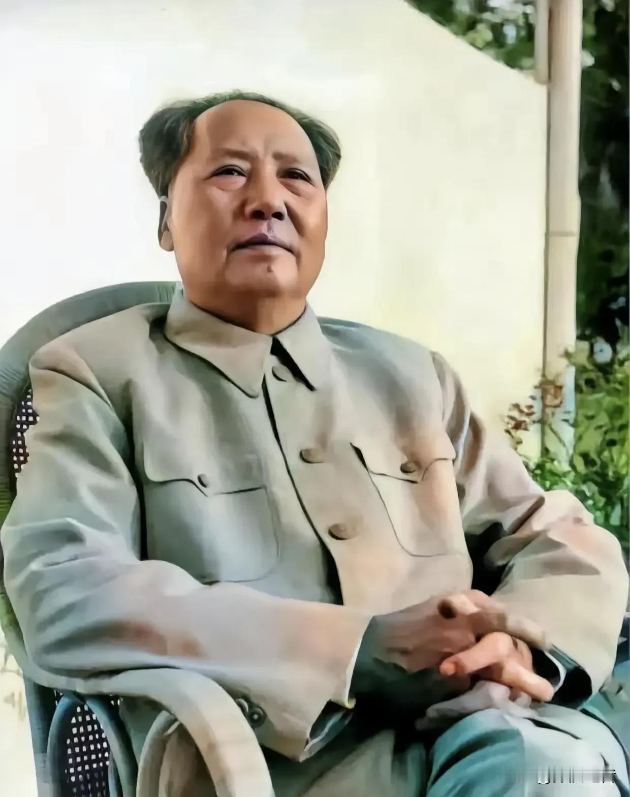 《蝶恋花.从汀州向长沙》
六月天兵征腐恶，万丈长缨要把鲲鹏傅。
赣水那边红一角，