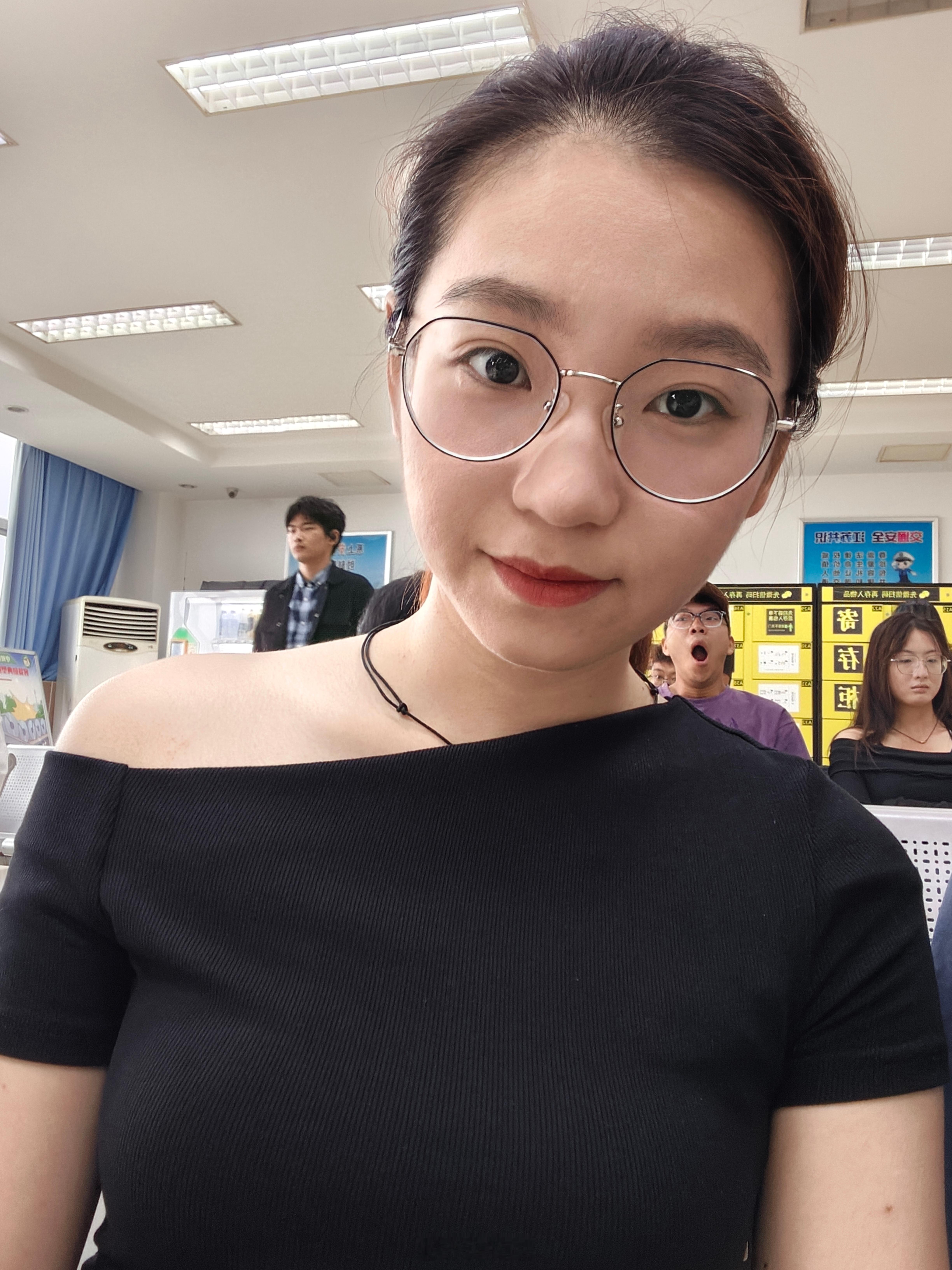 不太懂女生的审美。6.5GHz说小米15sPro这个取景窗不好看，拍的成片磨皮磨