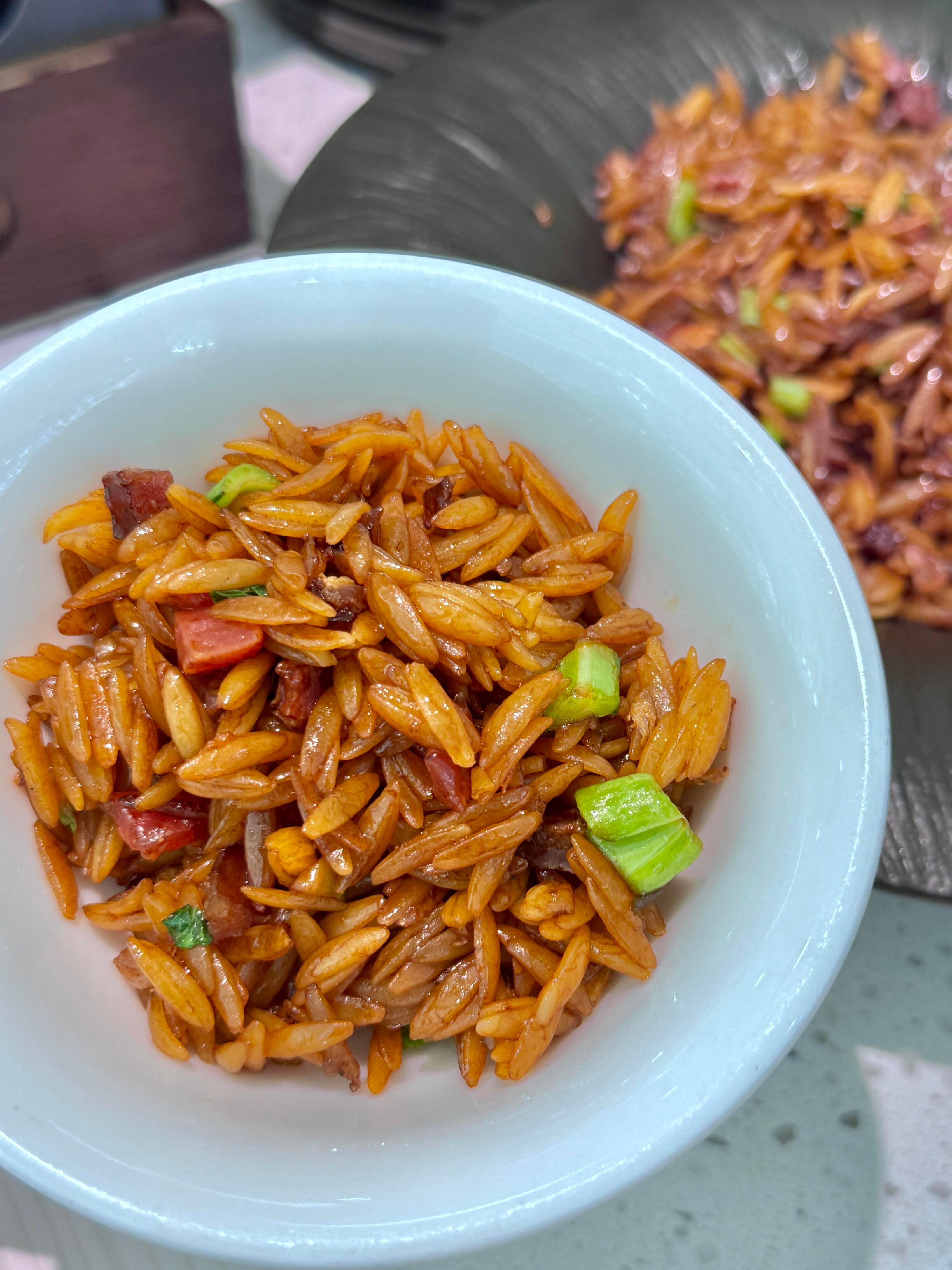 爱吃炒饭和意面的都沉默了第一次见用意面做成的米饭🍝，口感真的好特别，这谁看了能