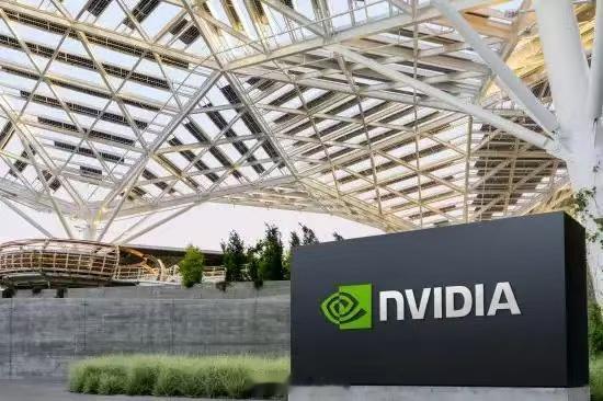 英伟达（NVDA）周三盘后披露2027财年首季财报，营收与盈利双双超预期，次季指