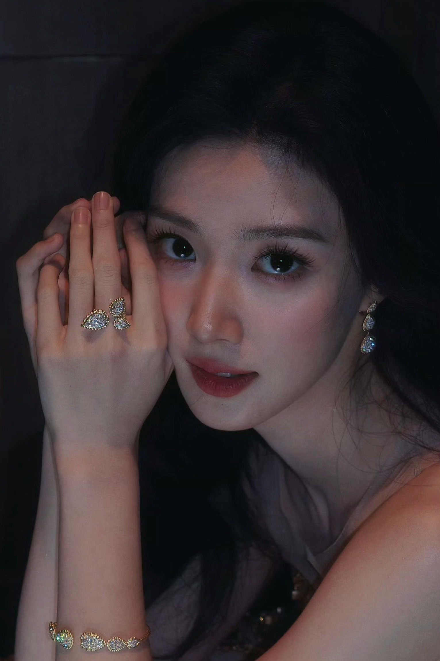 谁来替我懂一下卢昱晓这张的姐感….✨ 