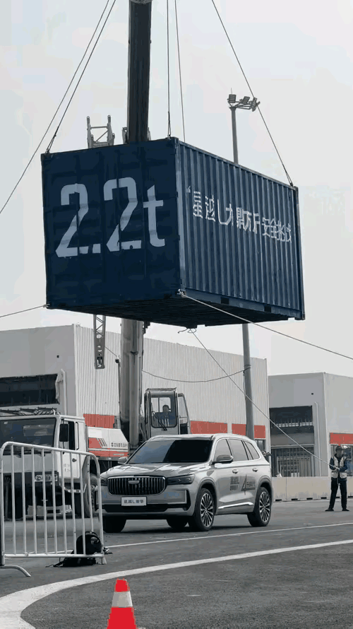 国产新能源车的惨烈竞争，通过这个压砸车身实验可见一斑！#新能源汽车#