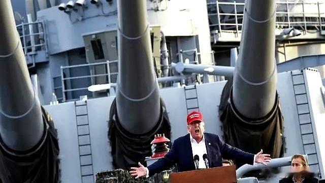 特朗普这波“科技开倒车”操作，简直离谱到让人笑出声！登着“华盛顿”号航母，对着一