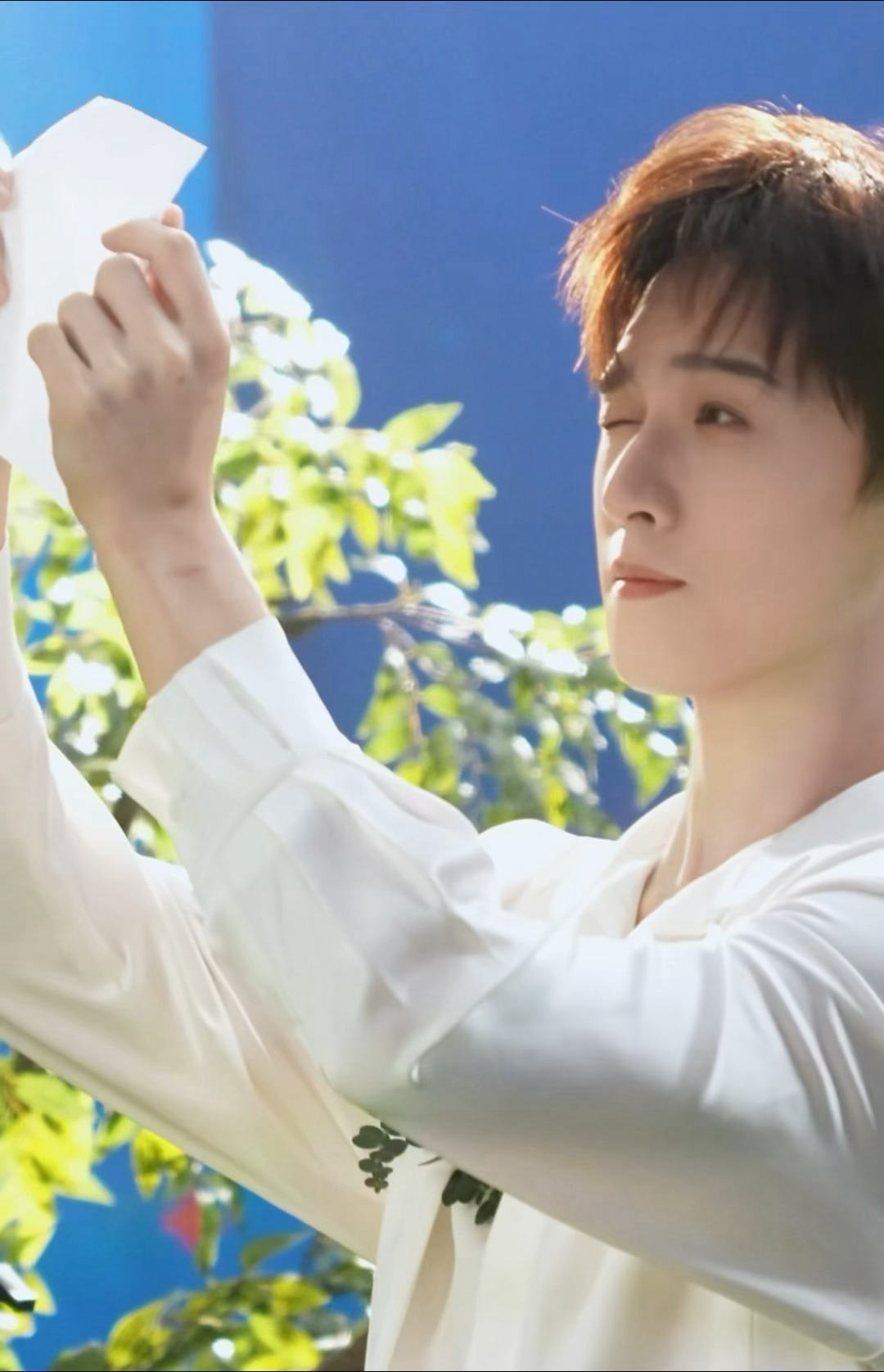 李昀锐商务片场花絮清爽来袭，面对如此「林间萌物」苹果肌根本无法保持扁平