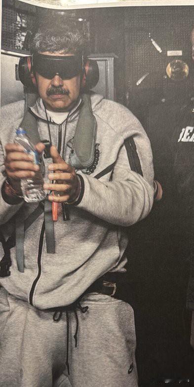 马杜罗被美军抓捕后，出现在美军军舰上，正在被押送到美国。照片里马杜罗戴着眼罩，还