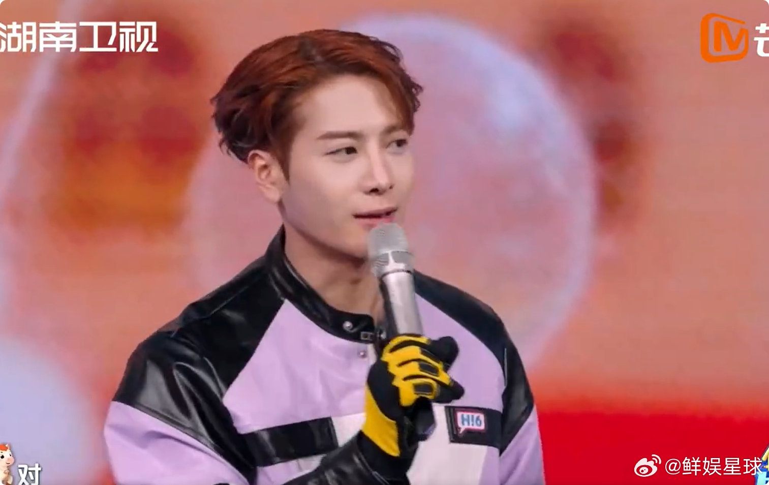 王嘉尔这一跳给李雪琴吊成翘嘴李雪琴这幸福都快溢出屏幕了！王嘉尔一跳一送，直接把人