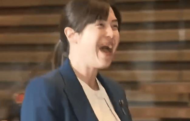 小野田女士和高市都是长脸，两位也都有女强人气质。虽是下属，但小野田个子更高，气场