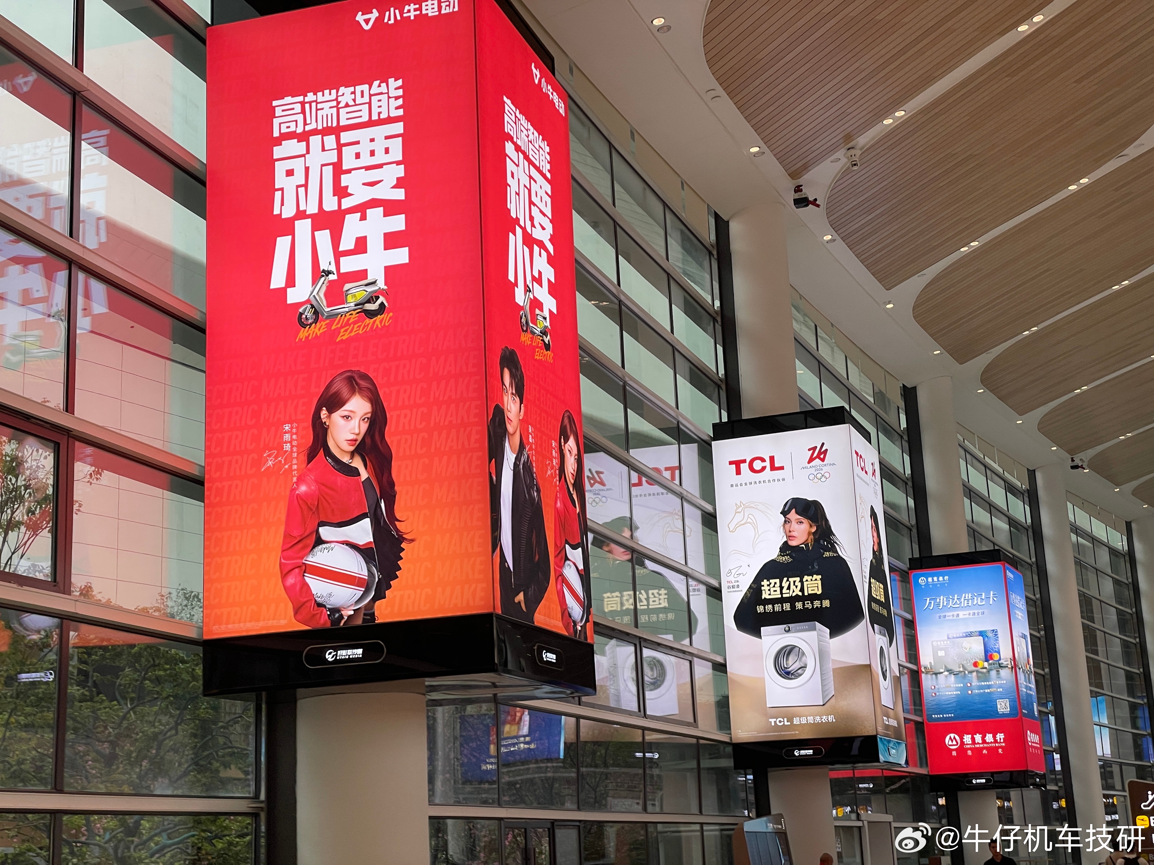 大清早飞上海，机载电影竟然有ProjectA ，这是我最喜欢的电影之一 