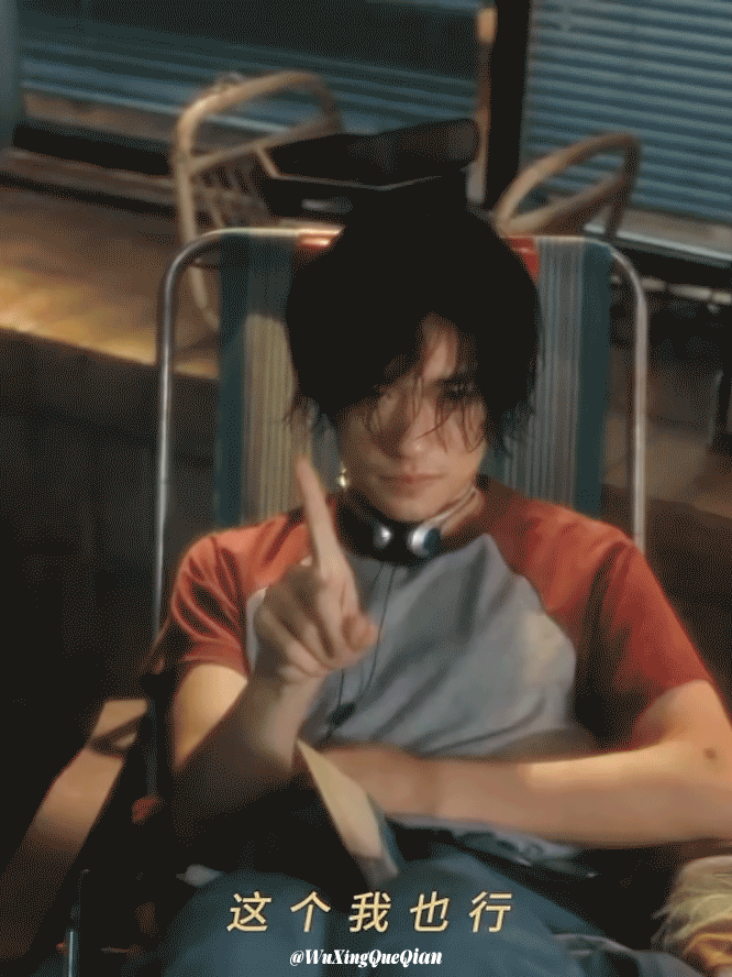 谁懂这个湿发若隐若现的肌肉还有似笑非笑的嘴角易烊千玺网站续费到2035年易烊千玺